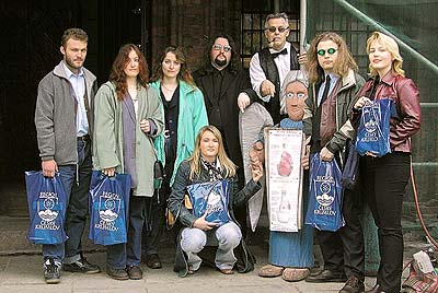 Myruboys v Toruni. Skupinov foto ped vchodem do vinrny Pod Aniolem, kde se konalo vystoupen, 15. dubna 2002, foto: Kateina Slavkov