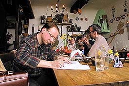 Dmsk st hudebn skupiny Kapka pi studiu partitur. Restaurace U Soltysa, Toru, 14. dubna 2002, foto: Lubor Mrzek