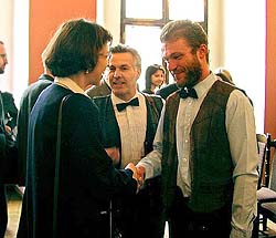 Myrumboy Zbynk Kuera (poprv v ivot s motlkem) a Charg dAffaires esk republiky pan Veronika migolov bhem slavnostnho zahjen Dn bohemist v Toruni, 15. dubna 2002, foto: Lubor Mrzek