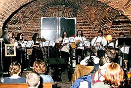 Myrumboys hraj esk lidov. Prvn blok koncertu na Dnech bohemist v Toruni, 15. dubna 2002, foto: Zdena Flakov