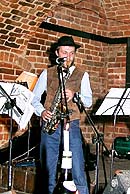 Saxofon vytrhval cihly ze zd, i kdy si Myrumboy Zbynk Kuera nemohl ped vystoupenm zvlhit pltek v RUMu ta, jak je zvykl, Toru, 15. dubna 2002, foto: Zdena Flakov