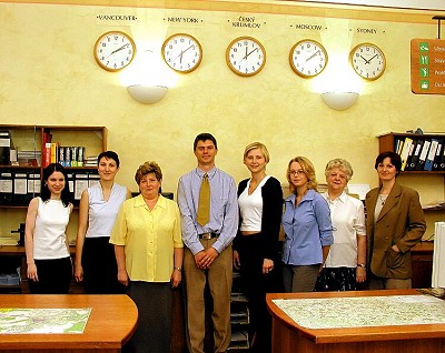 Infocentrum esk Krumlov, zleva stojc: Andrea Karausov, Libue Smolkov, Alena Neumanov, Josef Halek, Kateina Bernkov, Milena Matjkov, Milada Blahutov a Andrea ervkov, foto: Lubor Mrzek 