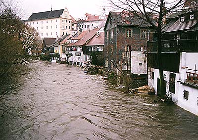 eka Vltava pi povodni v eskm Krumlov roku 1993