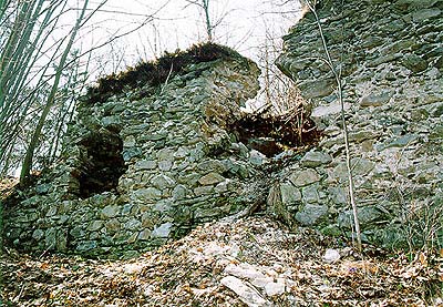 Hrad Velen, zbytky zdiva, foto: V. imeek