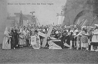 Hořice na Šumavě, pašijové hry roku 1912, scéna Šimon pomáhá nést Ježíšovi kříž, historické foto , foto: J. Seidel