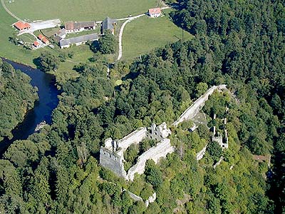 Ruine der Burg Dv kmen, Luftaufnahme, Foto: Lubor Mrzek