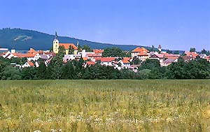 Keme, panorama obce s dominantou kostela