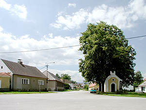 Chlum - nves, vlevo uprosted budova Matesk koly, foto: Jan K