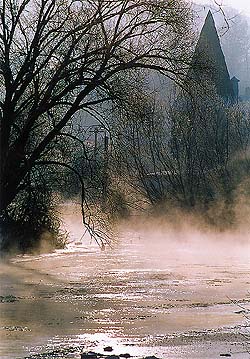 Řeka Vltava v Českém Krumlově, mlžný opar, foto: Libor Sváček