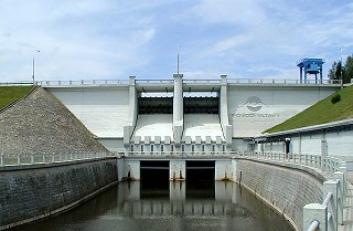 Vodní elektrárna Lipno, hráz Lipenské přehrady, pohled od rozvodny R 110 kV, foto Lubor Mrázek 