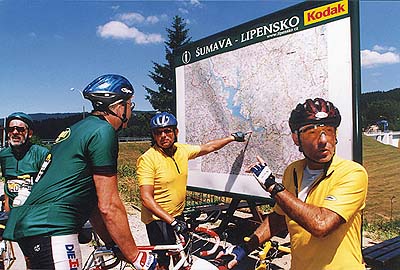 Map information system umava - Lipno region, cyclists are reading the maps