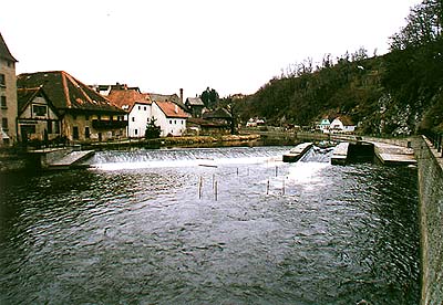 Wehr auf dem Fluss Vltava (Moldau) bei der Mantelbrcke in esk Krumlov