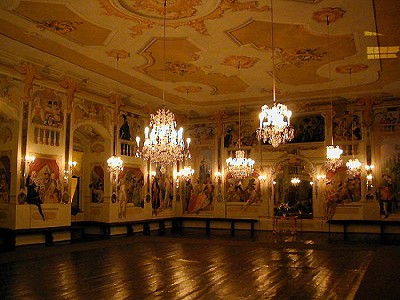 Schloss esk Krumlov, mit Kerzen beleuchtete Maskensaal, Foto: Lubor Mrzek