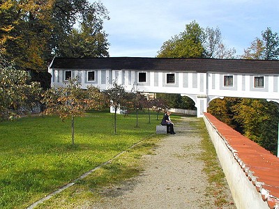 esk Krumlov, spojovac chodba, sek vedouc nad tpnic - jin fasda, 2000, foto: Lubor Mrzek