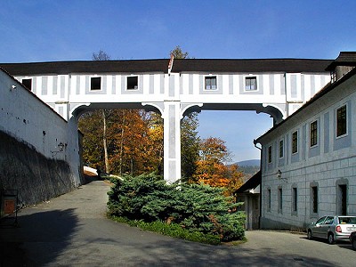 esk Krumlov, spojovac chodba, spojen Zmeck zahrady a Renesannho domu - jin fasda, 2000, foto: Lubor Mrzek
