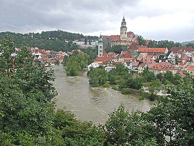 Český Krumlov během záplav, pohled na Lazebnický most a Parkán, 13. srpna 2002, 7:45 hod., foto: Lubor Mrázek