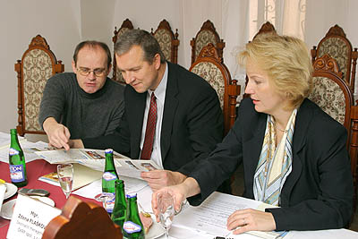 Radomír Přibyl, Ing. Arch. Robin Schinko a Mgr. Zdena Flašková během tiskové konference, 26.11.2003, foto: Lubor Mrázek